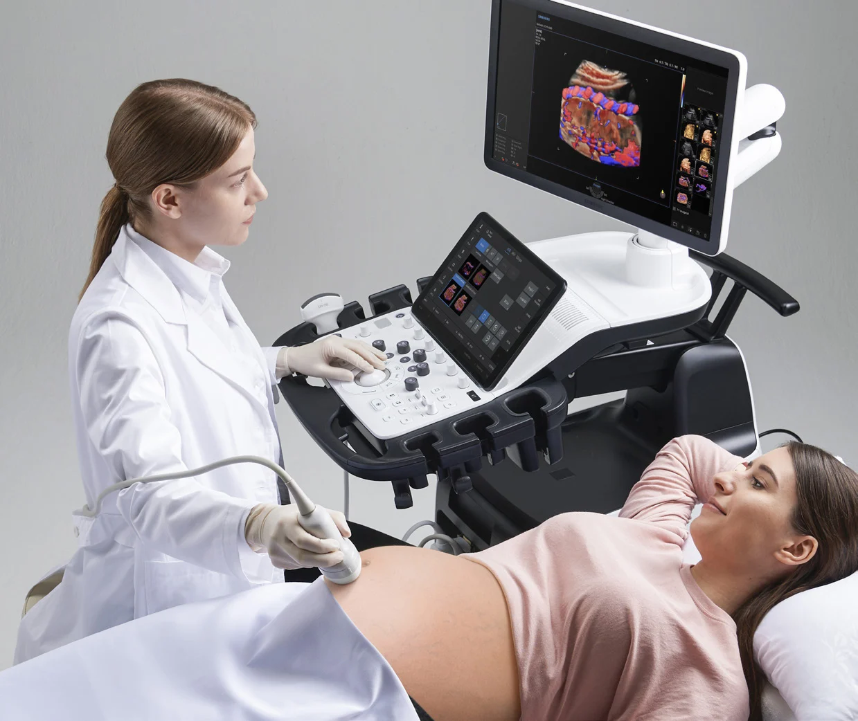 Exploración obstétrica con el Samsung V7: la médica trabaja con la pantalla táctil y el monitor a su altura